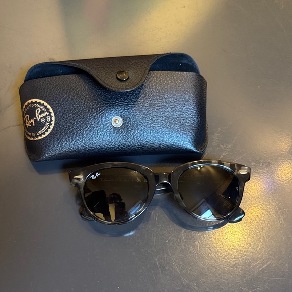 Ray-Ban Classic Black Sunglasses with Case - Picture 1 of 4